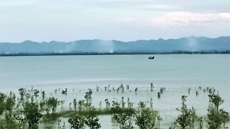 টেকনাফ সীমান্তে রাখাইনে আগুনের কুণ্ডলী, ধোঁয়া